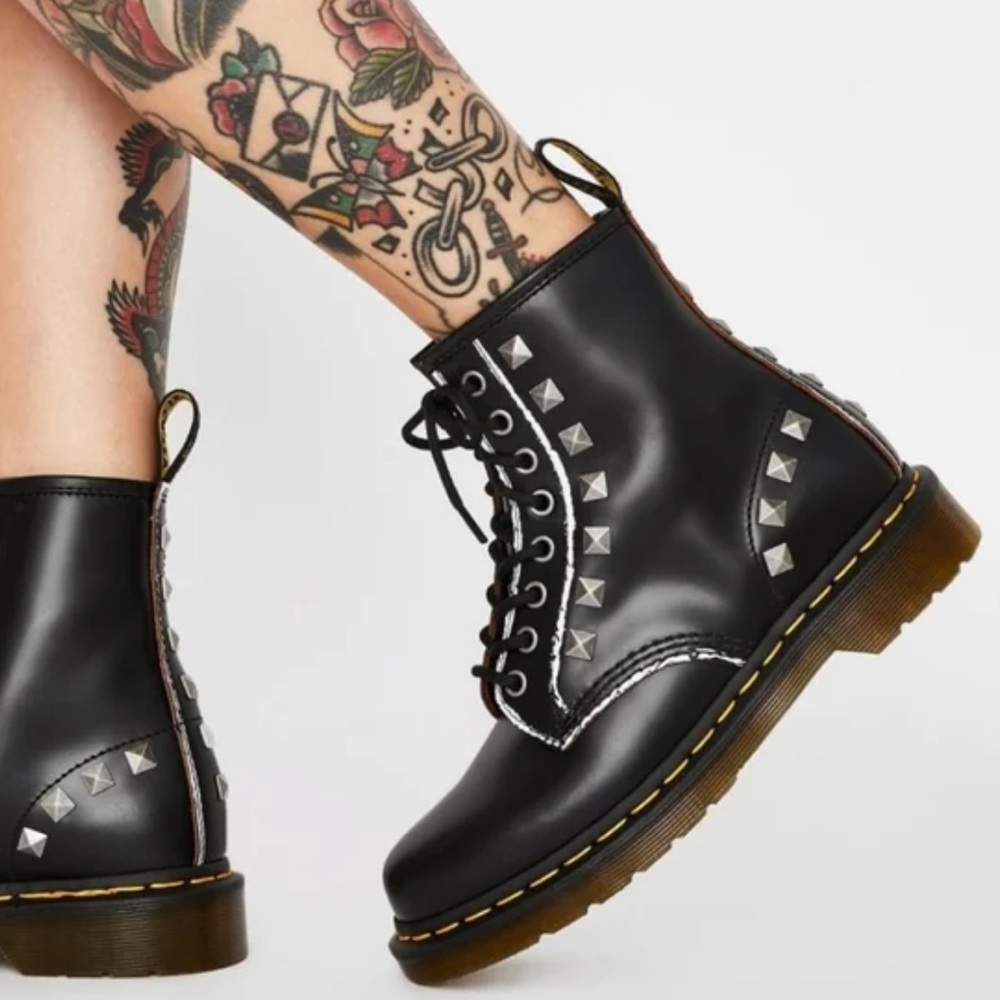 New DR. MARTENS 1460 Stud 8 Martin Boots Black Unisex Size 39